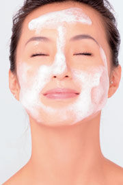 正确清洁脸部肌肤图解法