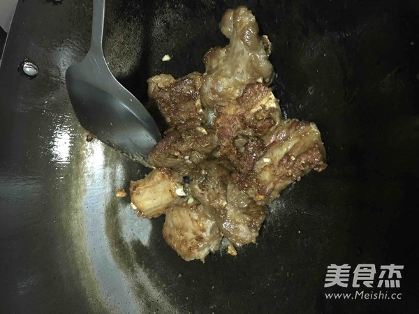 三色排骨的做法