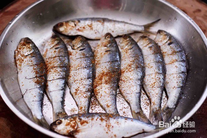 炸鲫鱼把小刺炸酥秘诀