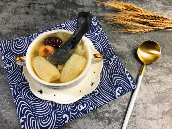 红枣桂圆乌鸡竹荪汤