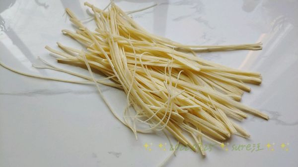 蛋柿酸热汤冷面