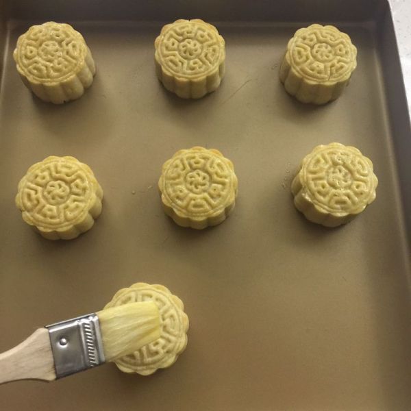 藜麦黑芝麻玫沙月饼