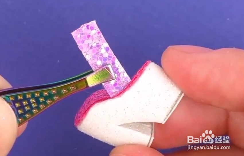 如何给芭比做一双粉色亮片鞋