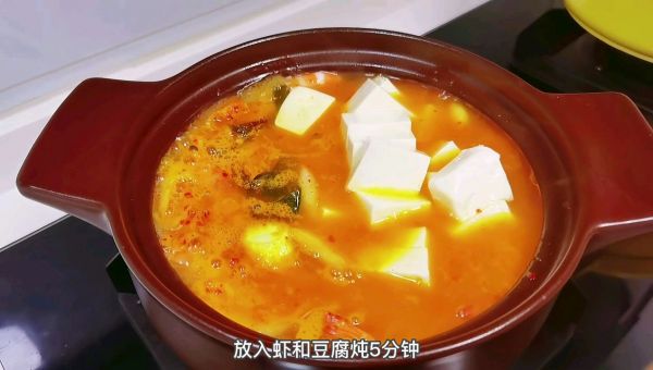 辣白菜鲜虾豆腐汤