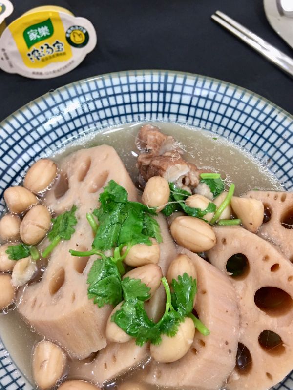 莲藕花生猪骨汤