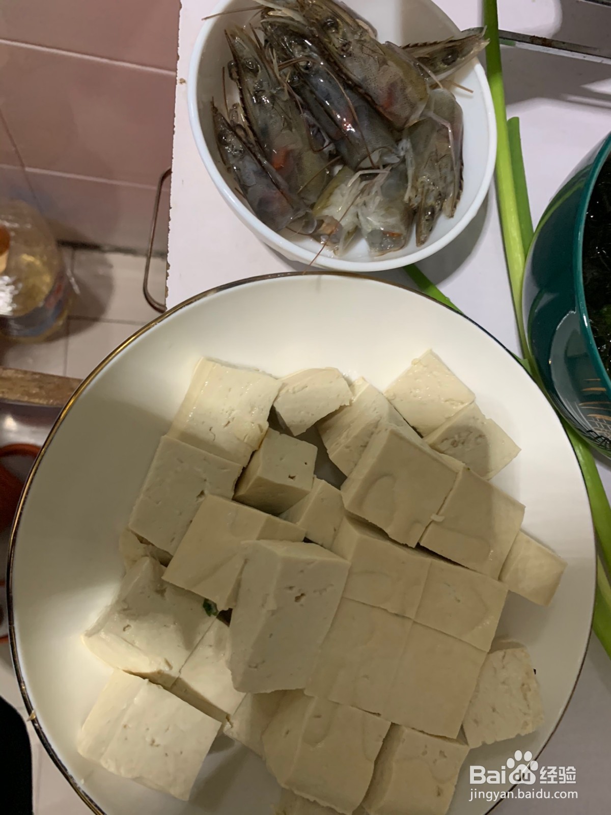 虾仁煎蛋裙带菜豆腐汤的做法