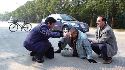 老年人摔倒后该怎么办?