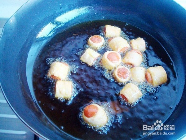 如何做美味的饺子皮卷火腿肠