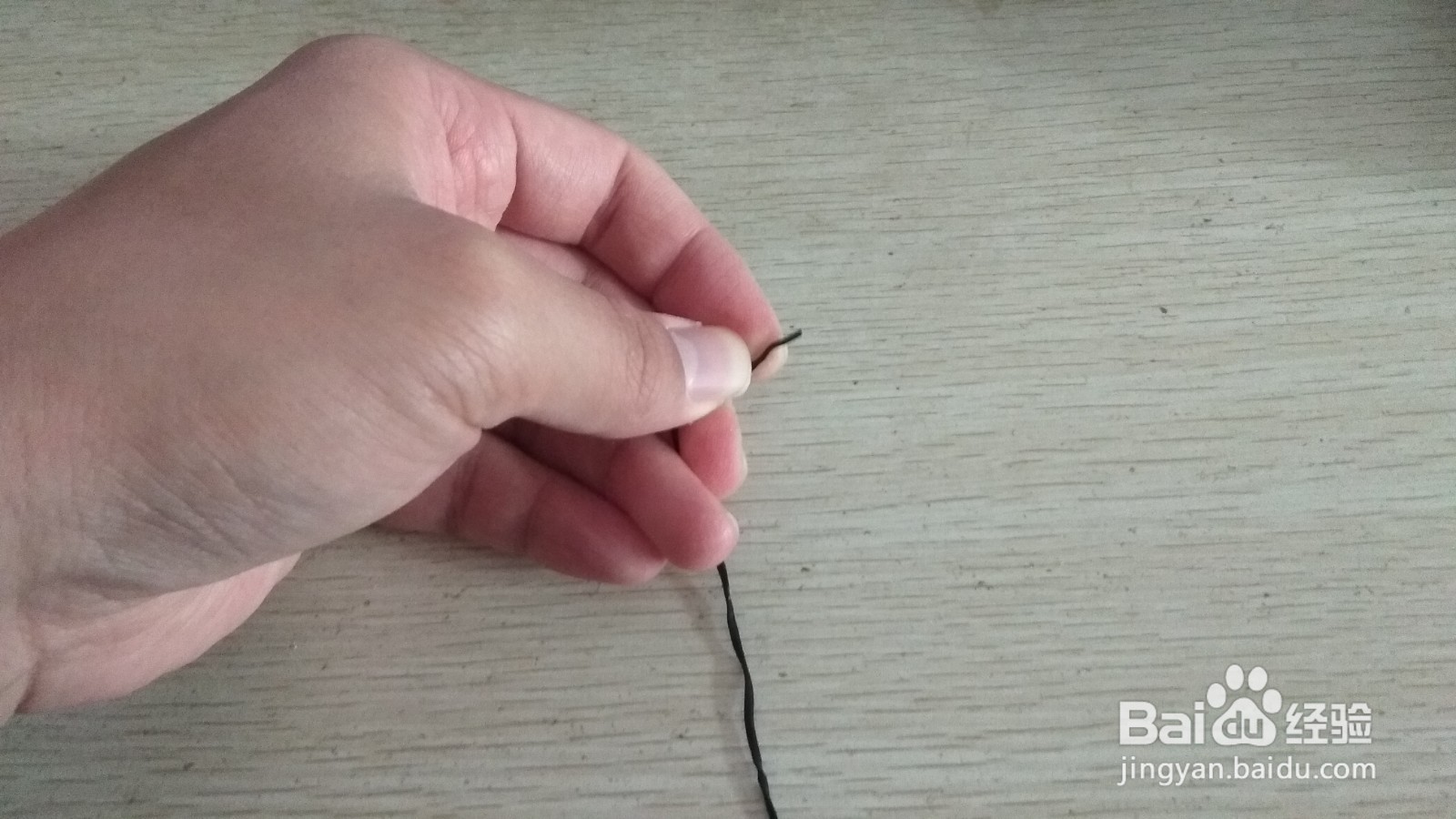 如何用一个软数据线绑绳做简易的中性笔支架