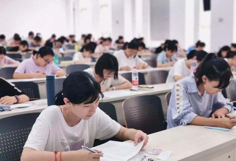 大学俄语四级什么时候考 与英语六级考试时间冲突吗?急!!!