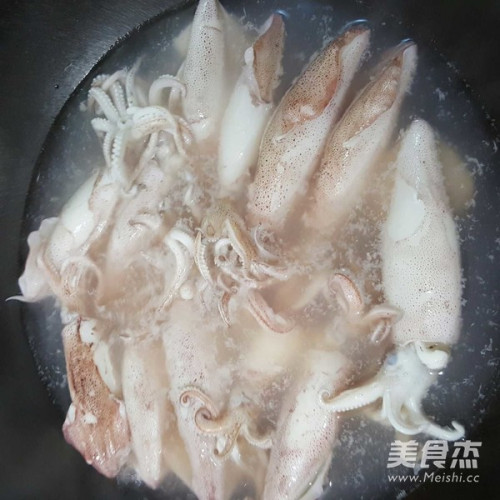 白灼鮮魷魚的做法