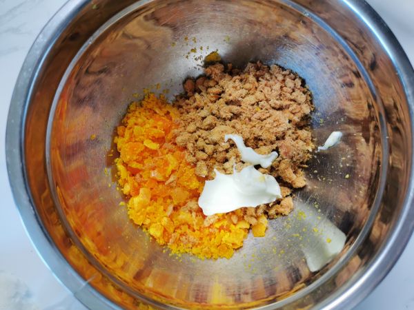 咸蛋黄肉松青团