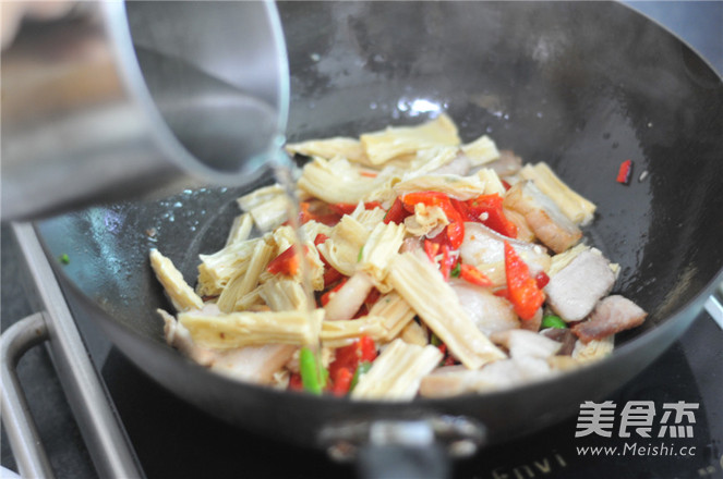 腐竹炒肉的做法