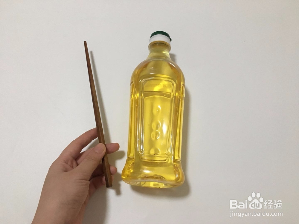 <b>只需一根筷子，就能辨别你家的油是否地沟油</b>