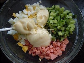 鸡蛋火腿黄瓜沙拉三明治的简单做法