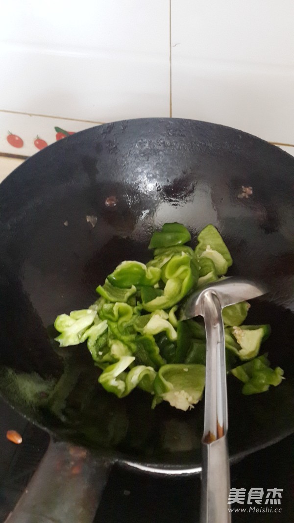 卤猪肘炒青椒