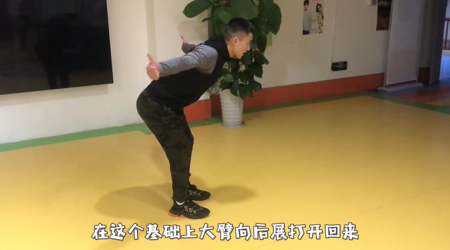 如何改善圆肩驼背