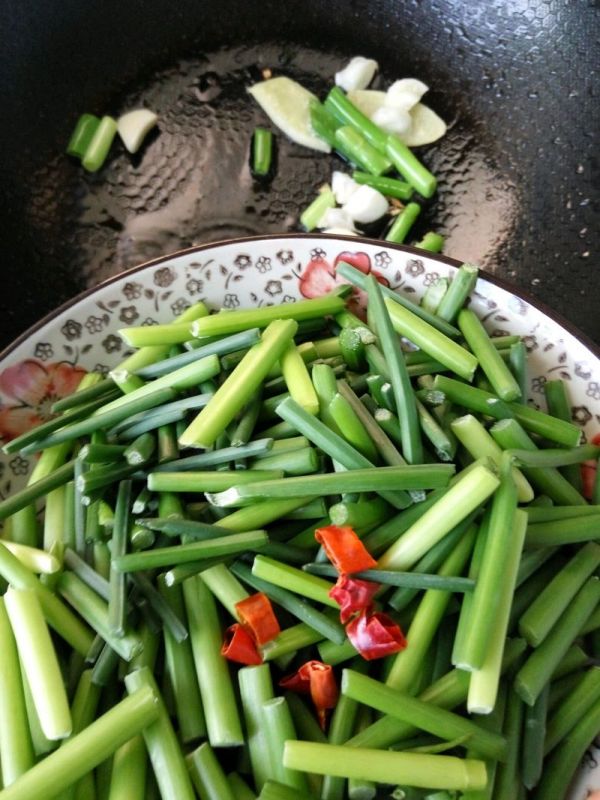 韭菜苔爆炒鱿鱼丝