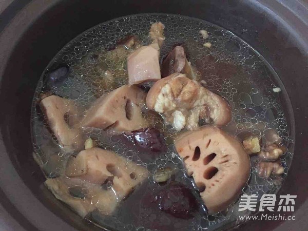 猪脚莲藕汤的做法