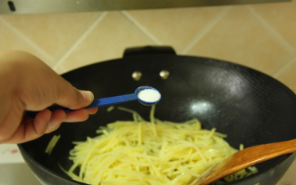 燕麦蛋饼卷土豆丝做法