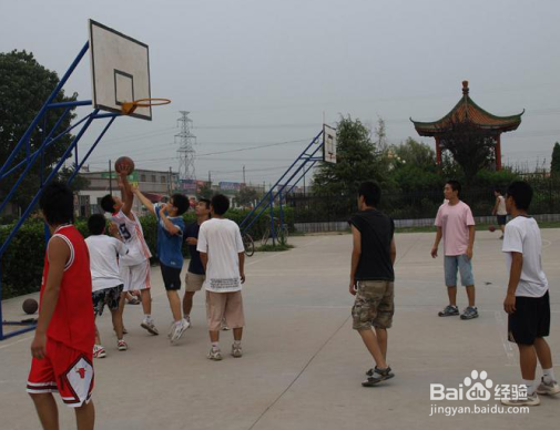 打篮球怎样打好防守反击？