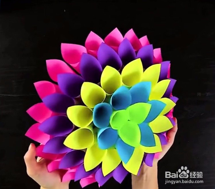 圣诞节礼物折纸大花环墙挂的制作步骤