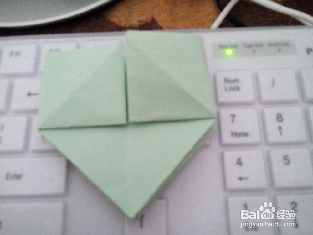 怎样用彩纸折漂亮的心形