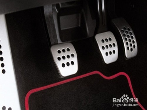 车子这样驾驶有隐患