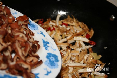 白辣椒熏豆干炒腊肠的做法