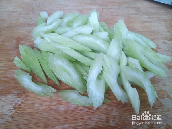 香菇和芹菜怎么做简单又好吃？