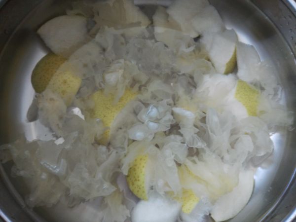 冰糖银耳雪梨汤