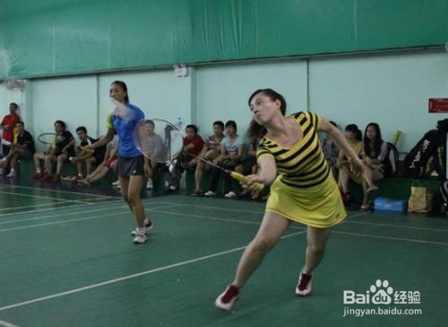 怎样和高个子打羽毛球