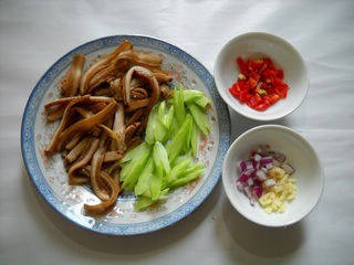 西芹牛肚辣炒面的制作方法