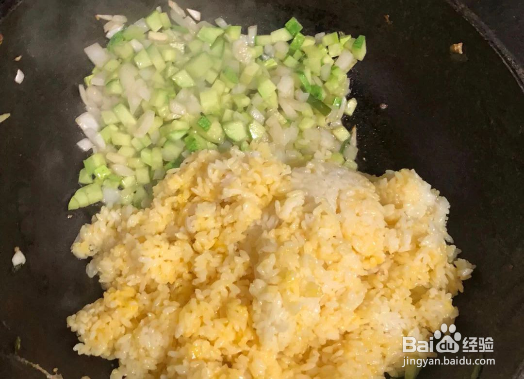 鸡蛋液拌到米饭里炒