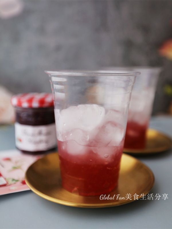 芝芝树莓果冻柠檬气泡水
