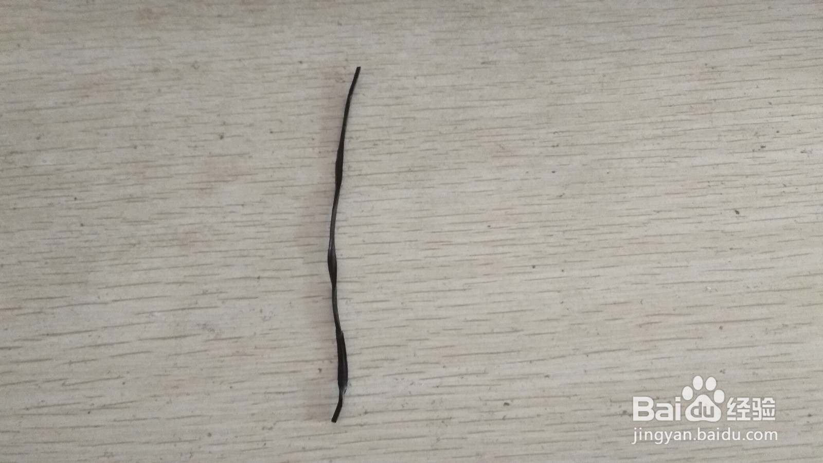 如何用数据线绑绳和中性笔芯做简易的手机支架