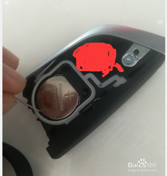 如何拆卸宝马车钥匙的遥控器电池