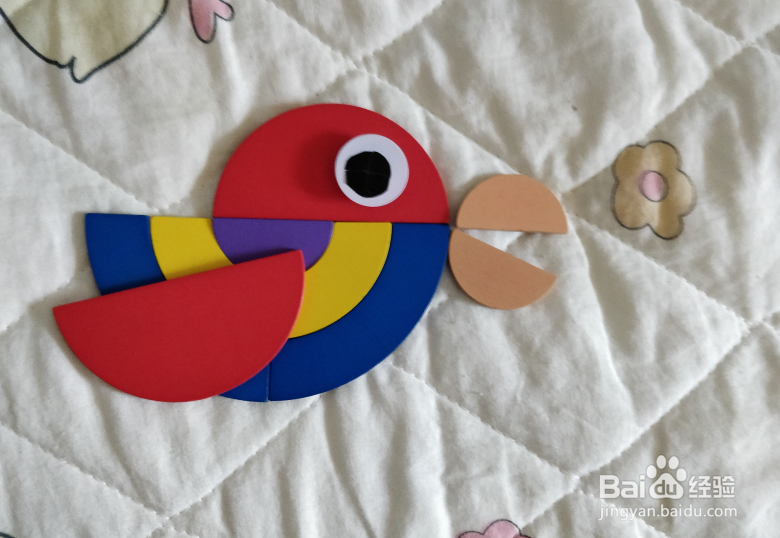 用形状积木怎么拼一只站着拍翅的小鸟？