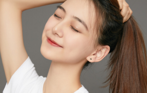 自拍照姿势怎么摆女