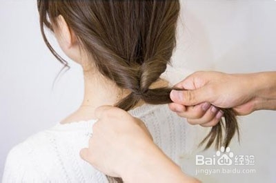 马尾辫的简单扎法