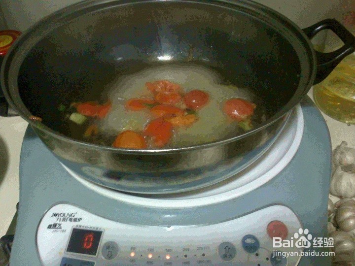 老年人怎样用烩菜锅底做西红柿汤