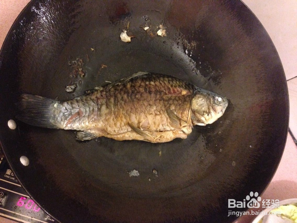 菜鸟都可以完成的鲜甜浓汤:萝卜丝鲫鱼汤