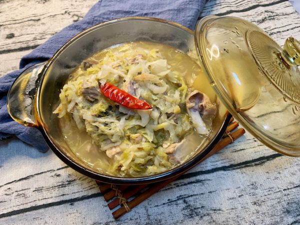 上大骨头炖酸菜