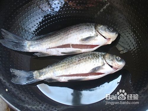 简简单单的奶白色营养汤——鲫鱼蘑菇汤