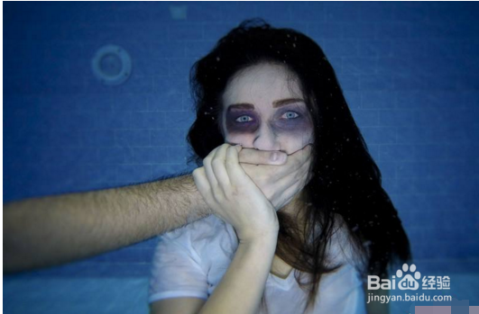 女子遭丈夫铐住被逼网聊，地狱般的婚姻怎可屈服