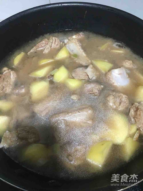 土豆炖排骨的做法