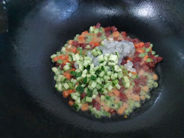 杂蔬虾仁火腿蛋炒饭