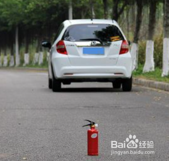 如何正确放置汽车三角警示牌