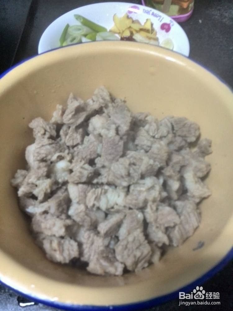 芋头炖牛腩的做法