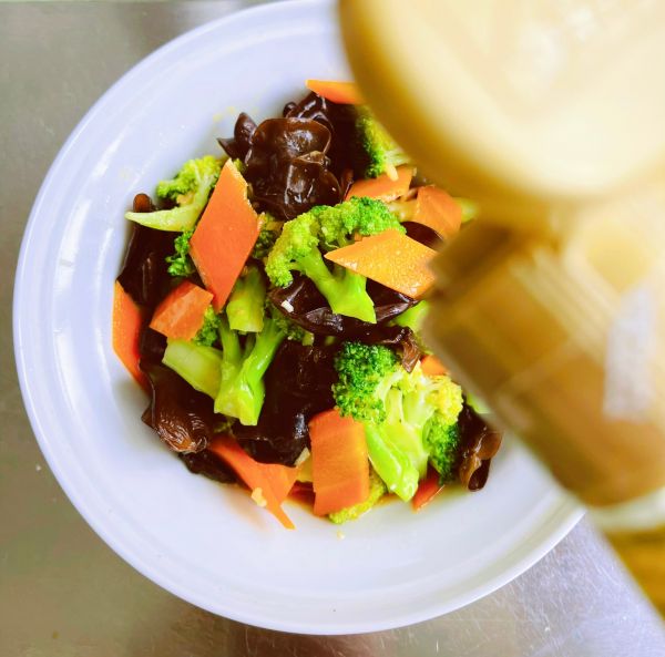 凉拌西兰花木耳